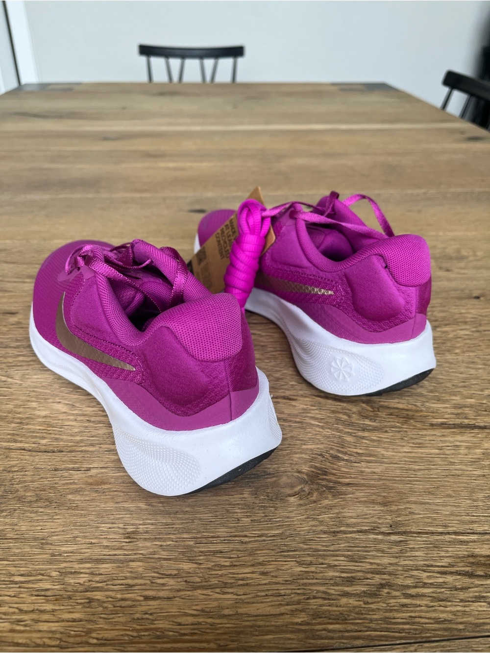Size 8.5 Women’s Nike Revolution 7 Hot Fuchsia Red Bronze Running Shoes - Picture 3 of 7